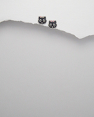 Ezüst fülbevaló és a fekete macska